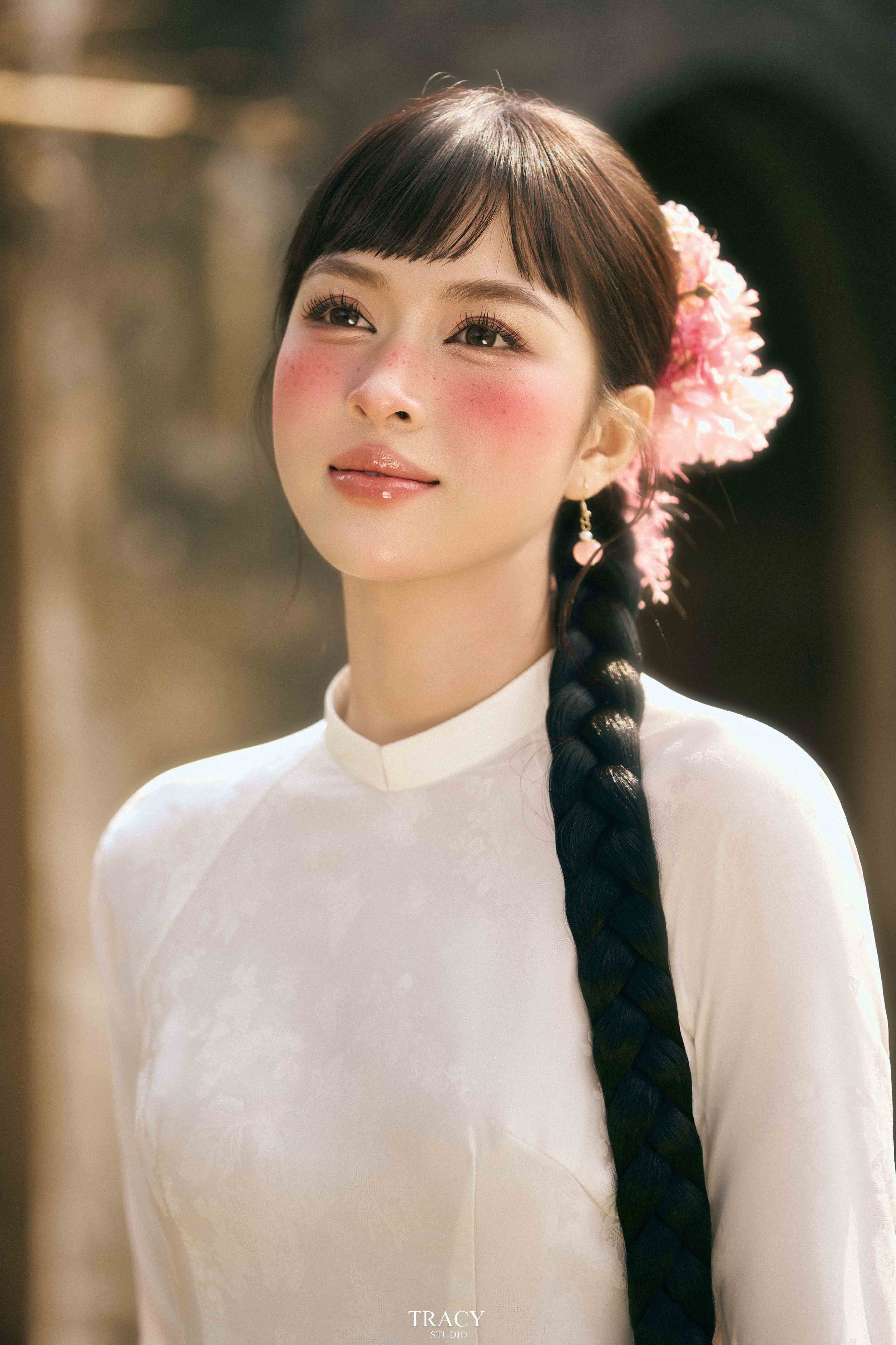 frontend/img/gallery/anh-tet-yem-ao-dai/tracy-studio-chup-concept-ao-dai-chu-oanh (10).jpg